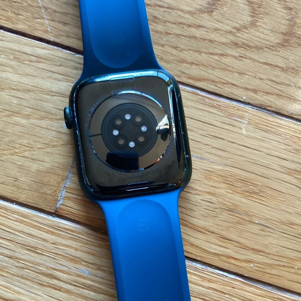 Apple Watch 7 - 45mm (with USB type A or C charger)